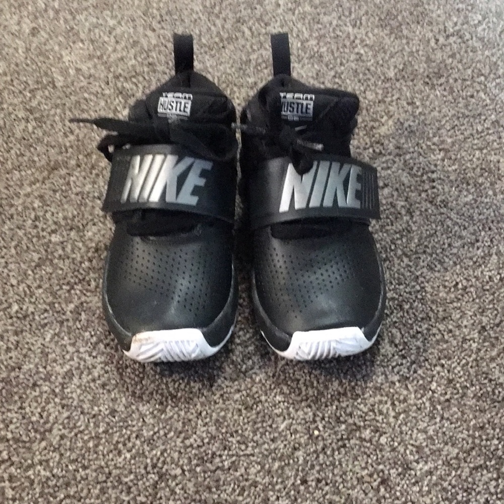 Child sz 12 Nike team hustle D8 runners